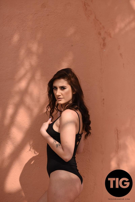 Bonnie Lee Takes Off Bare Outdoors