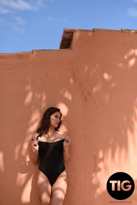 Bonnie Lee Takes Off Bare Outdoors