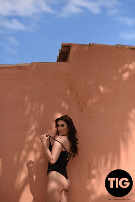 Bonnie Lee Takes Off Bare Outdoors