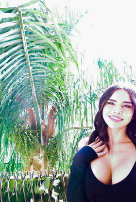 Raven-haired Ultra-sweetheart Suttin Can't Wait To Get Boned