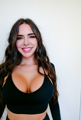 Raven-haired Ultra-sweetheart Suttin Can't Wait To Get Boned