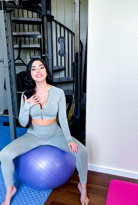 Raven-haired Ultra-sweetheart Suttin Can't Wait To Get Boned