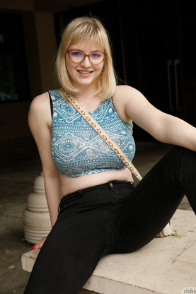 Alluring light-haired Vicky Chandler exposes her immense butt & her mouth-watering boobies