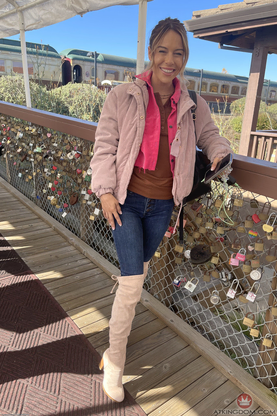 Gorgeous first-timer Summer Vixen flashes off her huge bootie & her lickable trimmed snatch