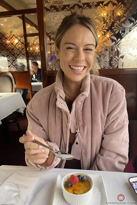 Gorgeous first-timer Summer Vixen flashes off her huge bootie & her lickable trimmed snatch