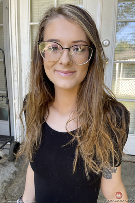 Fledgling nerd Meloni Moon showing off her hard arse and throat-watering pummel-slots up close