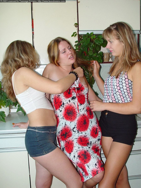 Kinky teenies with extraordinaire backsides undress and kiss each other's clam in the kitchen