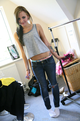 Uber-jaw-dropping babe displays her juicy mounds in a behind-the-episodes compilation