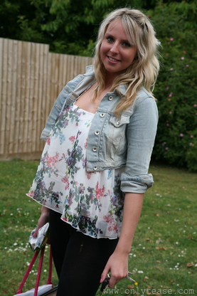 Uber-jaw-dropping babe displays her juicy mounds in a behind-the-episodes compilation