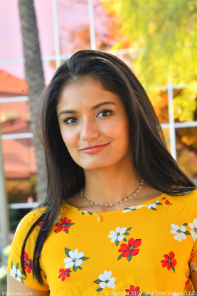 Stunner Viva flashes her torrid muff in public while posing in her summer dress