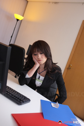 Japanese secretary Maki Hojo penetrates her boss on top of a desk