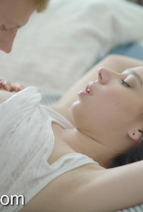 Evelyn, the young ebony babe, loses her v-card on a sofa after swapping oral pleasures