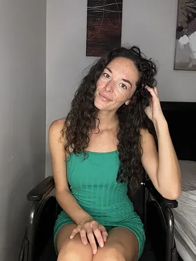 Eva Ziegler flaunts her curves in tight shorts & shows off her hair
