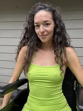 Eva Ziegler flaunts her curves in tight shorts & shows off her hair