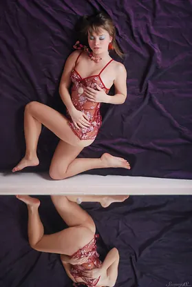 Elana's stunning solo show: A gorgeous teen babe shows off her stunning body