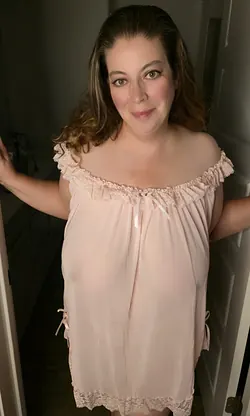 Thick Brunette Suzanne GONZO spreads her Curvy Ass for OnlyFans' Pleasure