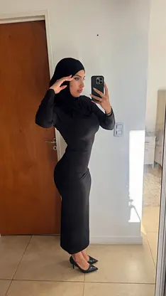 Leila Onyx & Gonzo's hot solo session in the gallery