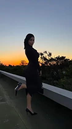 Leila Onyx & Gonzo's hot solo session in the gallery