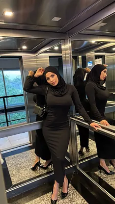 Leila Onyx & Gonzo's hot solo session in the gallery