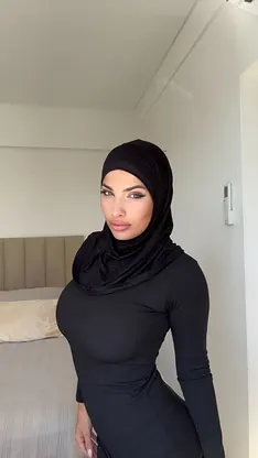 Leila Onyx & Gonzo's hot solo session in the gallery