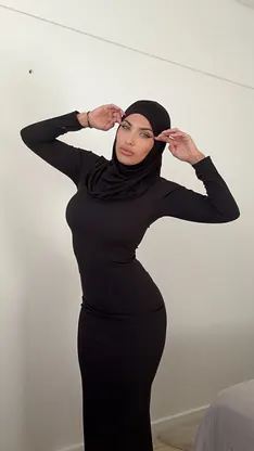 Leila Onyx & Gonzo's hot solo session in the gallery