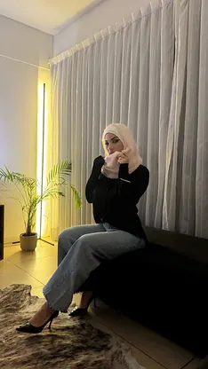 Leila Onyx is a stunning amateur babe who loves to tease and please herself in non-nude skinny solo action.