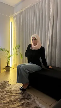 Leila Onyx is a stunning amateur babe who loves to tease and please herself in non-nude skinny solo action.