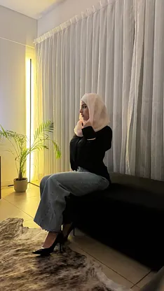 Leila Onyx is a stunning amateur babe who loves to tease and please herself in non-nude skinny solo action.