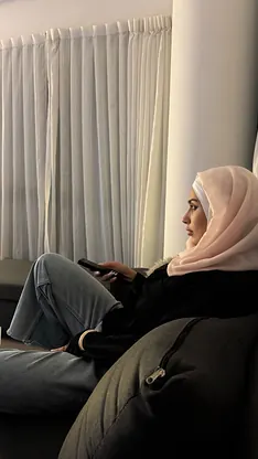 Leila Onyx is a stunning amateur babe who loves to tease and please herself in non-nude skinny solo action.