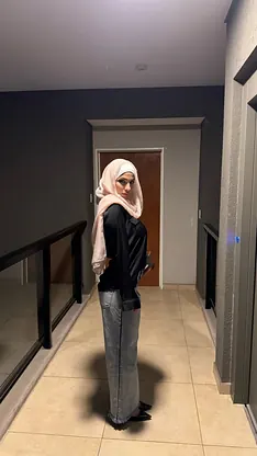 Leila Onyx is a stunning amateur babe who loves to tease and please herself in non-nude skinny solo action.