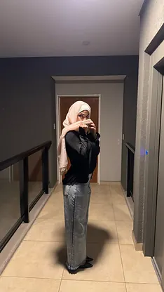 Leila Onyx is a stunning amateur babe who loves to tease and please herself in non-nude skinny solo action.