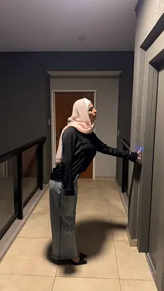 Leila Onyx is a stunning amateur babe who loves to tease and please herself in non-nude skinny solo action.