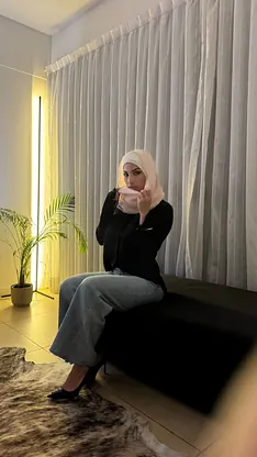 Leila Onyx is a stunning amateur babe who loves to tease and please herself in non-nude skinny solo action.