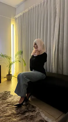 Leila Onyx is a stunning amateur babe who loves to tease and please herself in non-nude skinny solo action.