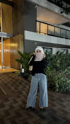 Leila Onyx is a stunning amateur babe who loves to tease and please herself in non-nude skinny solo action.