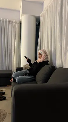 Leila Onyx is a stunning amateur babe who loves to tease and please herself in non-nude skinny solo action.