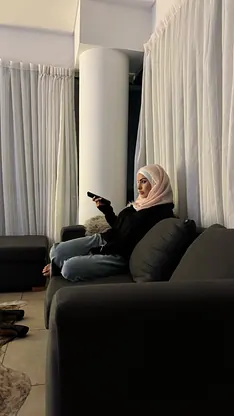 Leila Onyx is a stunning amateur babe who loves to tease and please herself in non-nude skinny solo action.