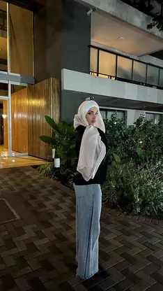 Leila Onyx is a stunning amateur babe who loves to tease and please herself in non-nude skinny solo action.