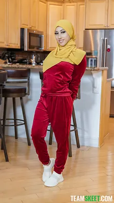 Amateur Indian pornstars Lilly Hall, Penelope Woods, Alexia Anders, Izzy Lush, Kira Perez, and Chloe Amour get naked and spread