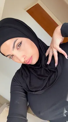 Leila Onyx shows off her massive fake tits and shows off her stunning arabic skills