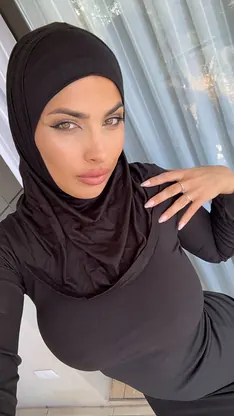 Leila Onyx shows off her massive fake tits and shows off her stunning arabic skills