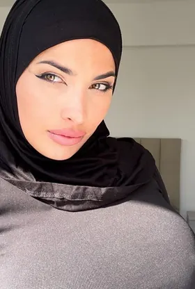 Leila Onyx shows off her massive fake tits and shows off her stunning arabic skills