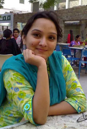 Curvy Indian college girl flashes her nude mid-section in boulder-holder