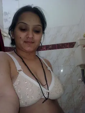 Curvy Indian college girl flashes her nude mid-section in boulder-holder