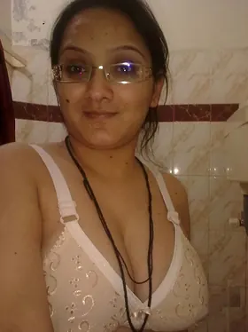 Curvy Indian college girl flashes her nude mid-section in boulder-holder