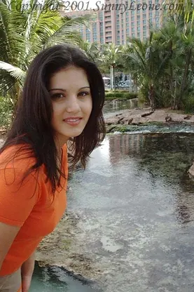 Sunny Leone flaunts her fake bosom & shows off her juicy Indian booty in public