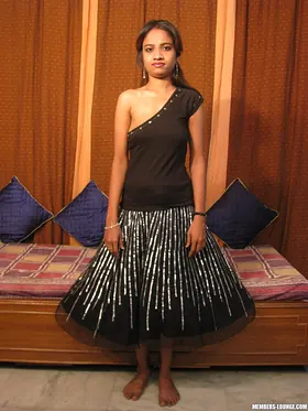 Indian MILF gets her hairy pussy pounded hard before Modeling in her attire