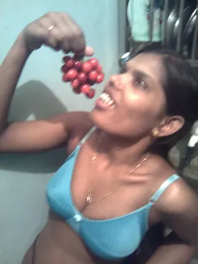 Watch this Indian babe flaunt her hairy pussy & legs after a yoga class