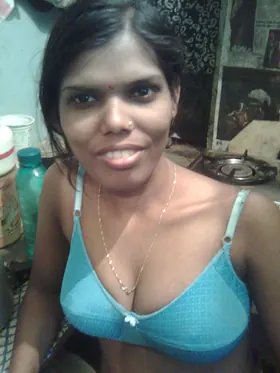 Watch this Indian babe flaunt her hairy pussy & legs after a yoga class