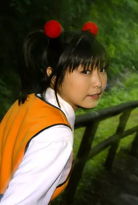 Watch this hairy Asian college chick exposes her hairy pussy and labia outdoors